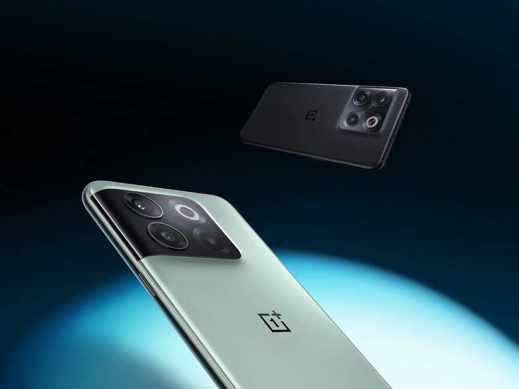 翡翠绿和月光石黑颜色的 OnePlus 10T 5G 智能手机漂浮在太空中